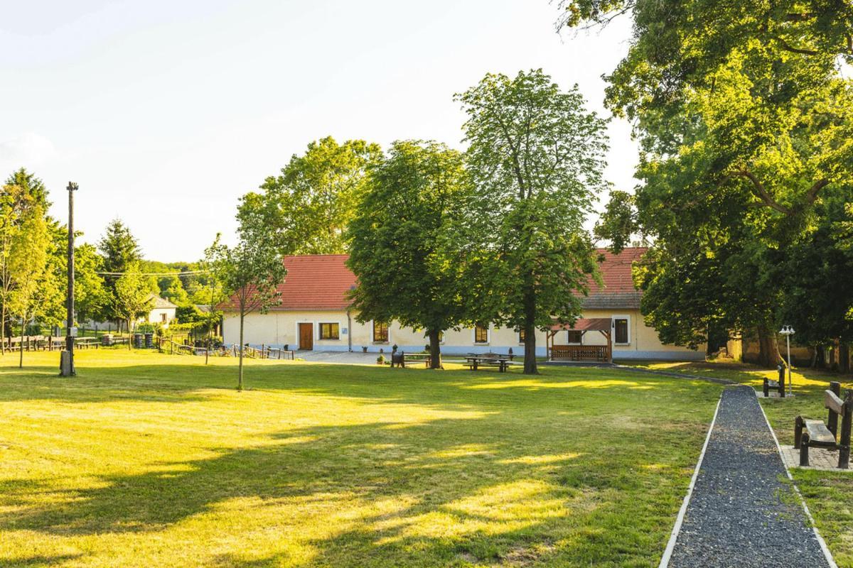 Tolnay Kuria Es Vendeghaz Hotel Nagygorbo Bagian luar foto