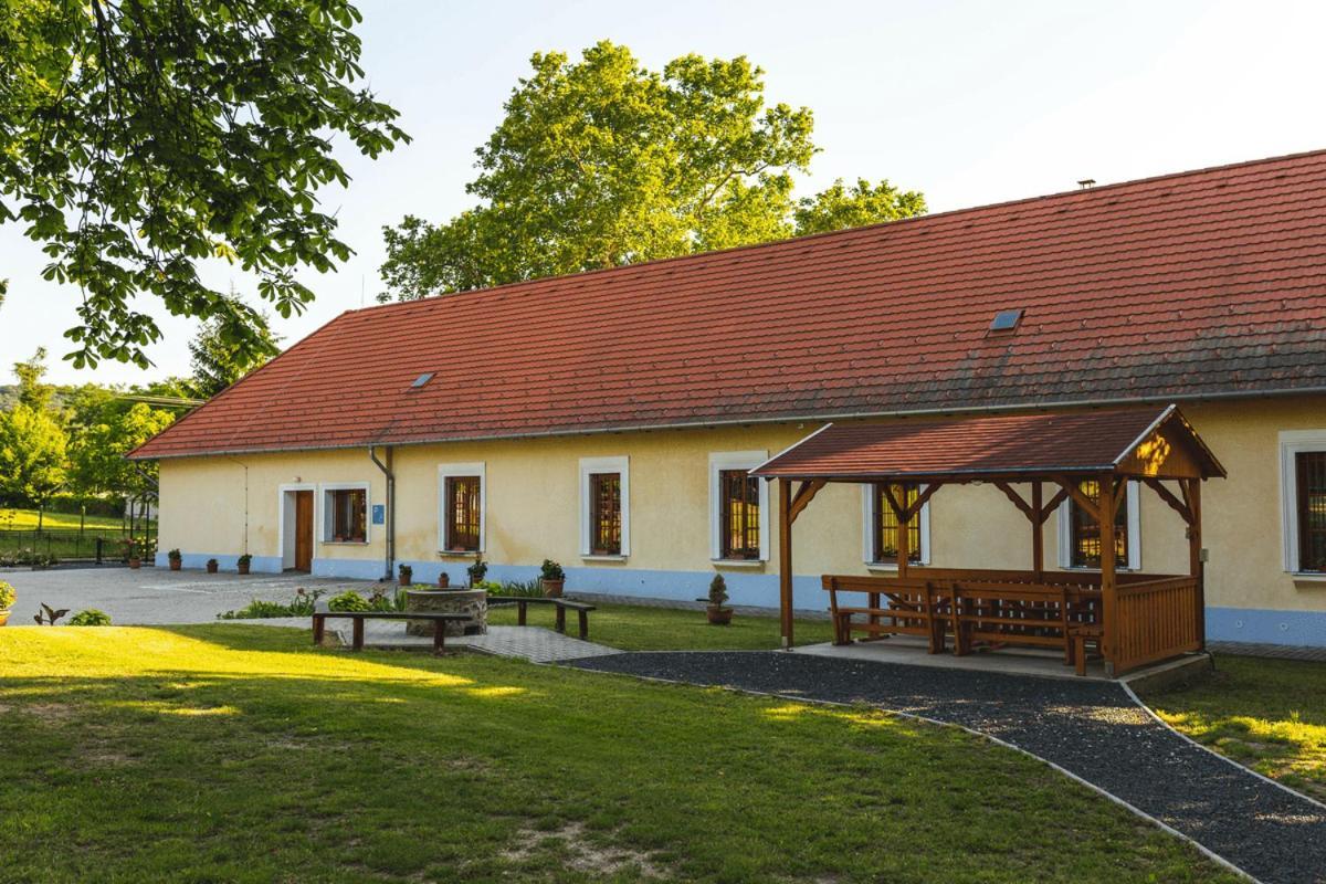 Tolnay Kuria Es Vendeghaz Hotel Nagygorbo Bagian luar foto